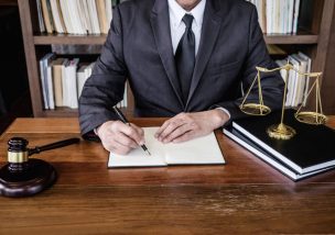 離婚問題を男性弁護士に相談するメリットと探し方