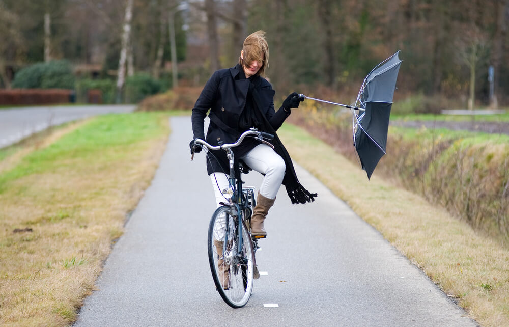 自転車の傘さし運転は犯罪！事故を起こしたら重責に問われる？